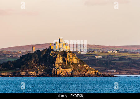 La fin de l'après-midi soleil doré sur St Michael's Mount, Cornwall, UK Banque D'Images