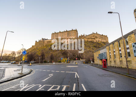 Château d'Édimbourg et colline vue de Johnston Terrace et de Castle Terrace, Ecosse. Banque D'Images