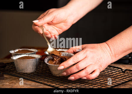 Personne de manger du gâteau au chocolat fondu close up Banque D'Images