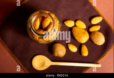 Bande d'amandes dans un pot haut afficher Banque D'Images