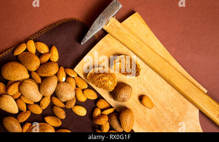 Bouquet d'amandes et d'un marteau sur une table Banque D'Images