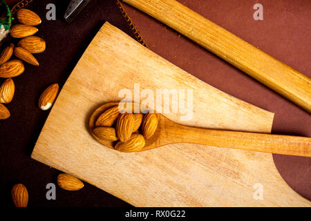 Bouquet d'amandes et d'un marteau sur une table Banque D'Images