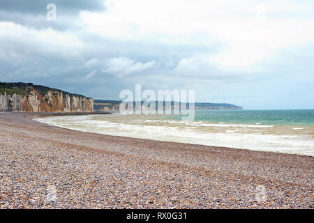 Vue paysage Paysages plage et falaises de peppel en arrière-plan à Dieppe en Seine Maritime dans la région normande du nord de la France Banque D'Images