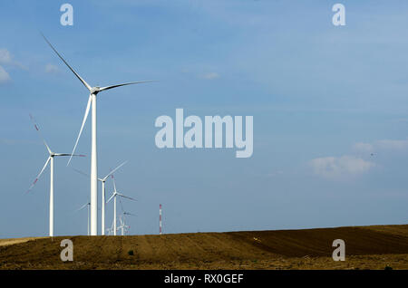 L'éolienne est un dispositif qui convertit l'énergie cinétique du vent en électricité, dans les champs à Alibunar, le Banat, en Serbie. Banque D'Images