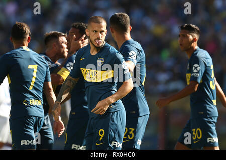 Buenos Aires, Argentine - 01 octobre 2018 : Dario Benedetto célèbre son but avec le tonge à Buenos Aires, Argentine Banque D'Images