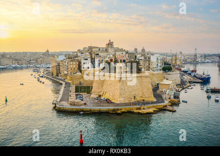 Lever du soleil sur le port de croisière et de La Valette Grand Harbour sur l'île méditerranéenne de Malte par un chaud matin d'été Banque D'Images