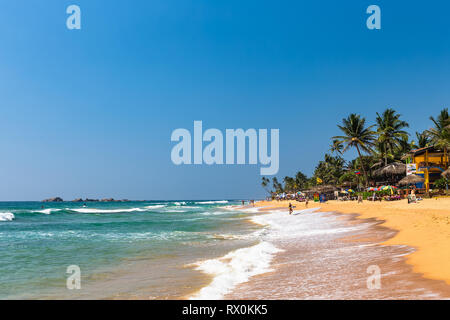 Hikkaduwa, Sri Lanka - le 5 janvier 2019 : Les gens se détendre dans la plage de Hikkaduwa. Le Sri Lanka. Banque D'Images