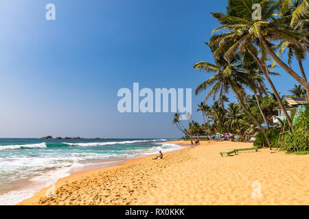 Hikkaduwa, Sri Lanka - le 5 janvier 2019 : Les gens se détendre dans la plage de Hikkaduwa. Le Sri Lanka. Banque D'Images