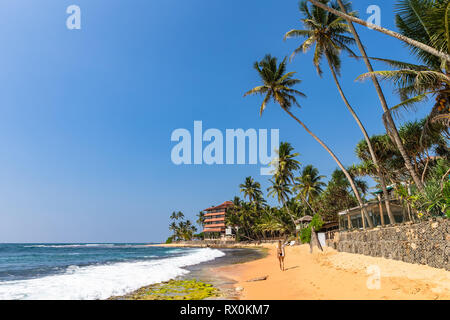 Hikkaduwa, Sri Lanka - le 5 janvier 2019 : Les gens se détendre dans la plage de Hikkaduwa. Le Sri Lanka. Banque D'Images