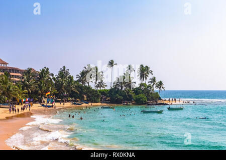 Hikkaduwa, Sri Lanka - le 5 janvier 2019 : Les gens se détendre dans la plage de Hikkaduwa. Le Sri Lanka. Banque D'Images