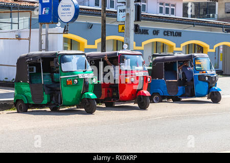 Hikkaduwa, Sri Lanka - le 5 janvier 2019 : taxi tuk tuk attendent des passagers sur la rue à Hikkaduwa. Le Sri Lanka. Banque D'Images