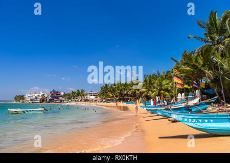 Hikkaduwa, Sri Lanka - le 5 janvier 2019 : Les gens se détendre dans la plage de Hikkaduwa. Le Sri Lanka. Banque D'Images