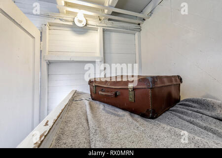 Vintage bagages sur une couchette de la cabine des passagers des navires au Musée maritime de Manitoba, Selkirk, Manitoba, Canada. Banque D'Images