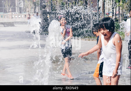 Les enfants jouant dans une fontaine Banque D'Images