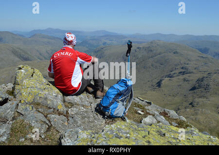 Affichage des randonneurs de montagne Skiddaw vont de la grande fin de Scafell Pike à pied Banque D'Images