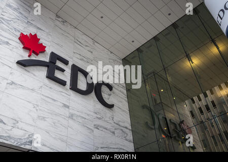OTTAWA, CANADA - 12 NOVEMBRE 2018 : EDC Logo sur leur bureau principal à Ottawa. Exportation et développement Canada est une entreprise appartenant à l'état et l'appui dev Banque D'Images