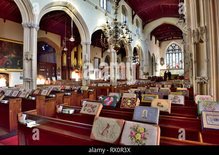 Intérieur de l'église Saint Pierre, Tiverton, Devon, UK avec bancs d'avoir des coussins décoratifs brodés kneeler Banque D'Images