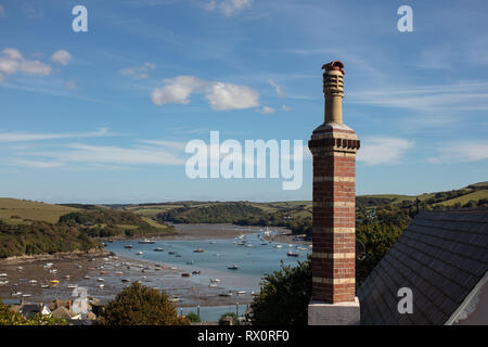 La cheminée à Salcombe pile avec une vue magnifique sur l'estuaire. Banque D'Images