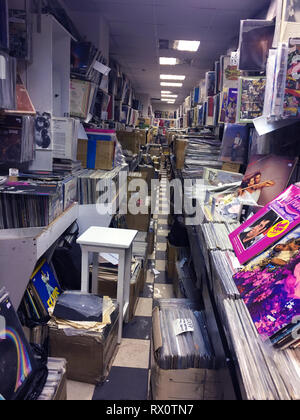 Image style rétro de boîtes avec platine vinyl records sur un marché aux puces Banque D'Images