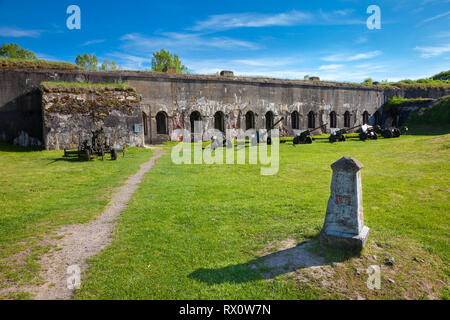 Brest, Biélorussie - 12 mai 2015 : La cinquième fort de la forteresse de Brest en Biélorussie. A été construit en 1878. Vieux canons près du bâtiment. Brest, Biélorussie. Banque D'Images