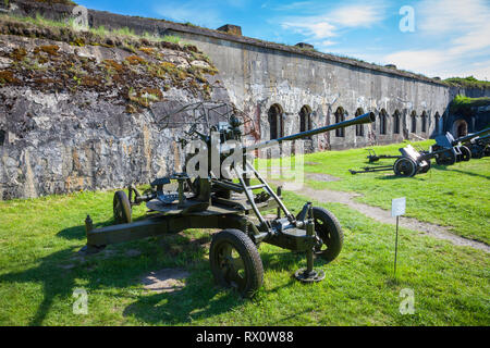 Brest, Biélorussie - 12 mai 2015 : La cinquième fort de la forteresse de Brest en Biélorussie. A été construit en 1878. Vieux fusils au premier plan. Brest, Biélorussie. Banque D'Images