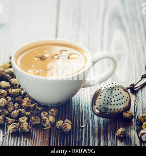 Tasse de thé de camomille en bonne santé, la crépine et daisy à sec de fleurs. Banque D'Images