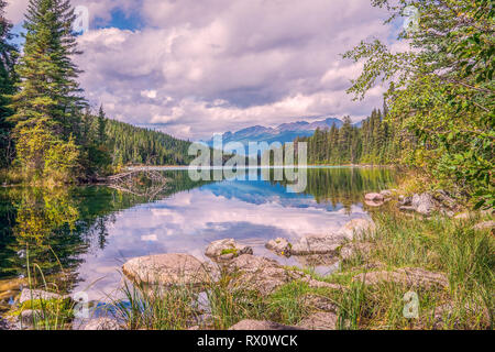 Le premier lac dans la vallée des cinq lacs du parc national Jasper. L'Alberta. Le Canada. Banque D'Images