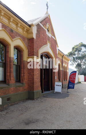 Entrée de la gare ferroviaire de Maldon historique sur les chemins de fer, Maldon Goldfields victorien, Victoria, Australie. Ouvert en 1884, cette station dessert Banque D'Images