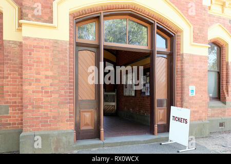 Entrée de la gare ferroviaire de Maldon historique sur les chemins de fer, Maldon Goldfields victorien, Victoria, Australie. Ouvert en 1884, cette station dessert Banque D'Images