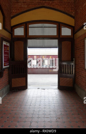 Entrée de la gare ferroviaire de Maldon historique sur les chemins de fer, Maldon Goldfields victorien, Victoria, Australie. Ouvert en 1884, cette station dessert Banque D'Images