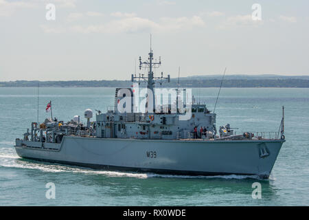 Le navire de guerre de la Marine royale britannique HMS Hurworth (M39) un navire de guerre des mines de classe Hunt, arrivant à Portsmouth, Royaume-Uni le 18 juin 2015. Banque D'Images