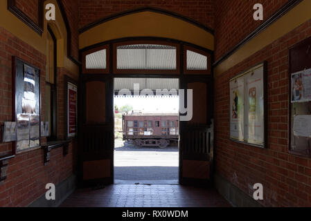 Entrée de la gare ferroviaire de Maldon historique sur les chemins de fer, Maldon Goldfields victorien, Victoria, Australie. Ouvert en 1884, cette station dessert Banque D'Images