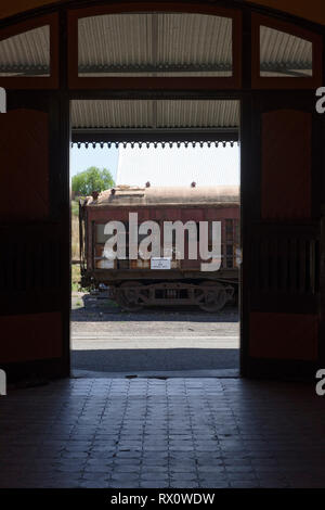 Entrée de la gare ferroviaire de Maldon historique sur les chemins de fer, Maldon Goldfields victorien, Victoria, Australie. Ouvert en 1884, cette station dessert Banque D'Images