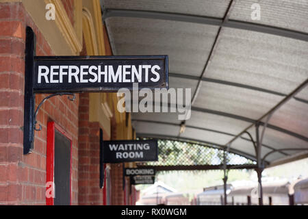 Rafraîchissements signe sur la plate-forme de la gare historique Maldon sur le Victorian Railways, Maldon Goldfields, Victoria, Australie. Ouvert en Banque D'Images