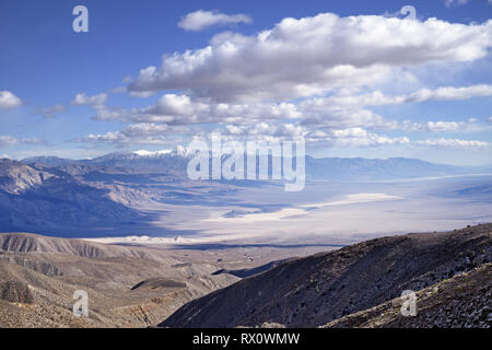 Donnent sur la vallée de Panamint à Death Valley National Park avec télescope lointain sommet recouvert de neige Banque D'Images