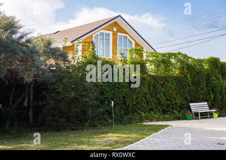 Country life et rural concept - jardin d'une maison de campagne Banque D'Images