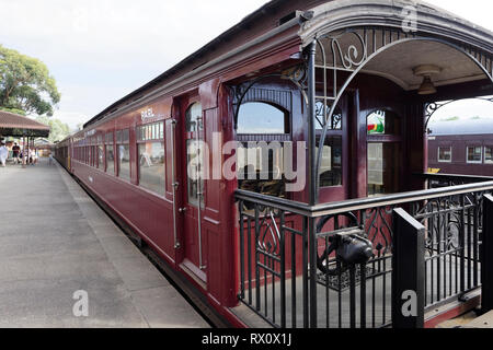 Salon de la voiture, un Tambo de première classe construit en 1919, la gare de Maldon, Victoria, Australie. Ouvert en 1884, l'historique gare Banque D'Images