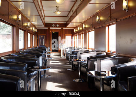 Fauteuils club en cuir et d'art déco de l'hôtel Pullman Macédoine un transport de première classe construit à Chicago USA en 1928, la gare Victoria, Maldon Banque D'Images