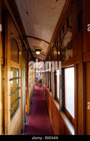 Couloir avec élégance édouardienne du Tambo Parlour voiture, un transport de première classe construit en 1919, la gare de Maldon, Victoria, Australie. Banque D'Images