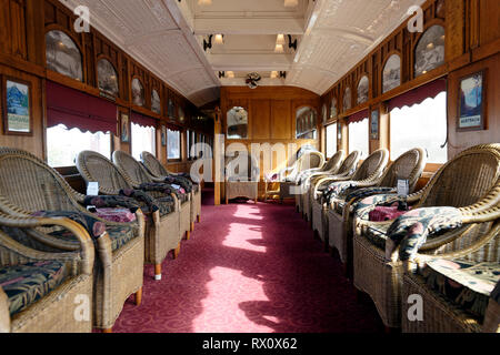 Salon avec chaises en rotin et les raccords de l'art nouveau salon de Tambo voiture, un transport de première classe construit en 1919, la gare de Maldon, Victoria, Australie Banque D'Images