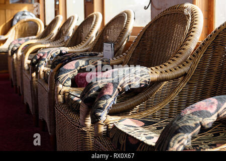 Salon avec chaises en rotin et les raccords de l'art nouveau salon de Tambo voiture, un transport de première classe construit en 1919, la gare de Maldon, Victoria, Australie Banque D'Images