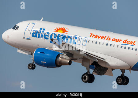 Allegiant Air Airbus A319-112 N301NV avions décollant de Phoenix-Mesa Gateway airport dans l'Arizona. Banque D'Images