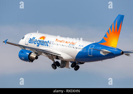 Allegiant Air Airbus A319-112 N301NV avions décollant de Phoenix-Mesa Gateway airport dans l'Arizona. Banque D'Images