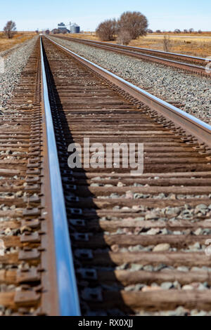 Close up de voies de chemin de fer qui s'étend dans la distance Banque D'Images