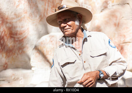 L'aîné autochtone, Fred Conway donne une visite guidée de la galerie d'Art à Carnarvon Gorge, Queensland, Australie Banque D'Images