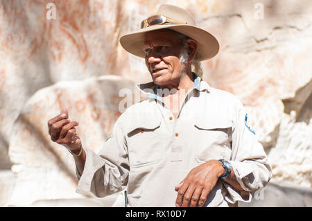 L'aîné autochtone, Fred Conway donne une visite guidée de la galerie d'Art à Carnarvon Gorge, Queensland, Australie Banque D'Images