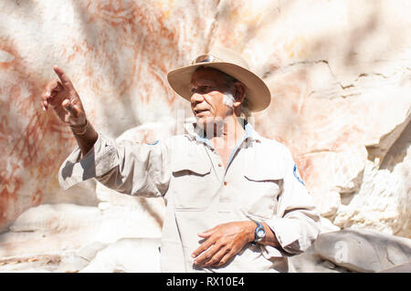 L'aîné autochtone, Fred Conway donne une visite guidée de la galerie d'Art à Carnarvon Gorge, Queensland, Australie Banque D'Images