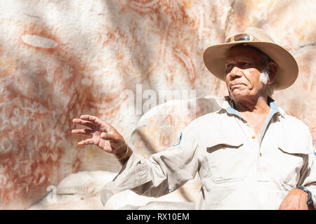 L'aîné autochtone, Fred Conway donne une visite guidée de la galerie d'Art à Carnarvon Gorge, Queensland, Australie Banque D'Images