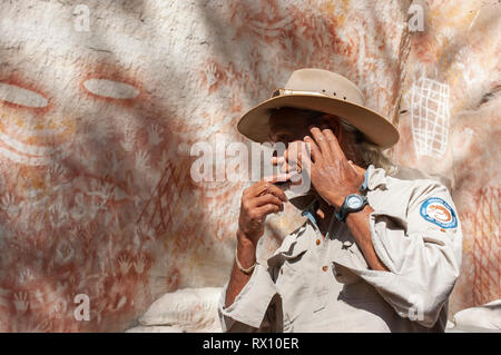 L'aîné autochtone, Fred Conway donne une visite guidée de la galerie d'Art à Carnarvon Gorge, Queensland, Australie Banque D'Images