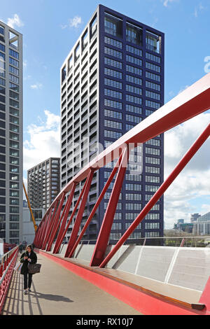 Passerelle pour piétons à l'Île-ville de Londres, un nouveau développement résidentiel dans une boucle de la rivière Lea, près de la Tamise à l'est de la ville. Banque D'Images